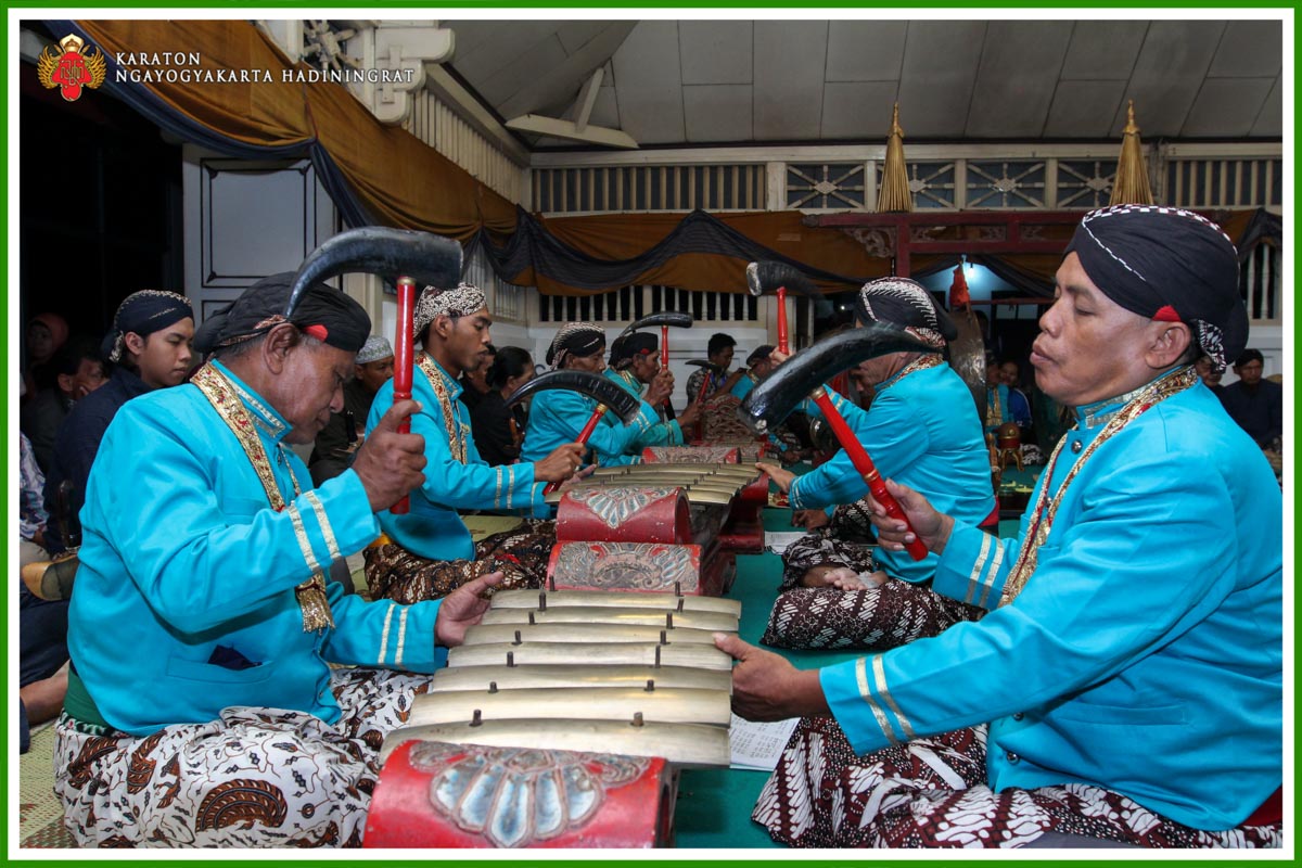 5.2.4 1 Menabuh Gamelan